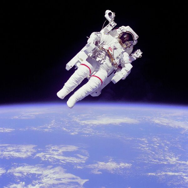 Phi hành gia Bruce McCandless thực hiện chuyến đi bộ ngoài không gian MMU. - Sputnik Việt Nam