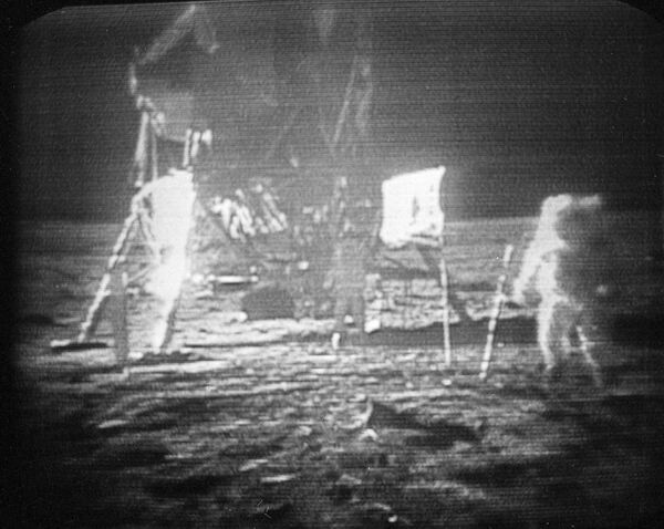 Phi hành gia người Mỹ Neil Armstrong đi bộ trên mặt trăng. - Sputnik Việt Nam