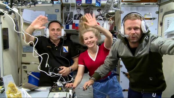 Nhà du hành vũ trụ Anton Shkaplerov, nữ diễn viên Yulia Peresild và đạo diễn Klim Shipenko (trái sang phải) trên Trạm Vũ trụ Quốc tế ISS. - Sputnik Việt Nam