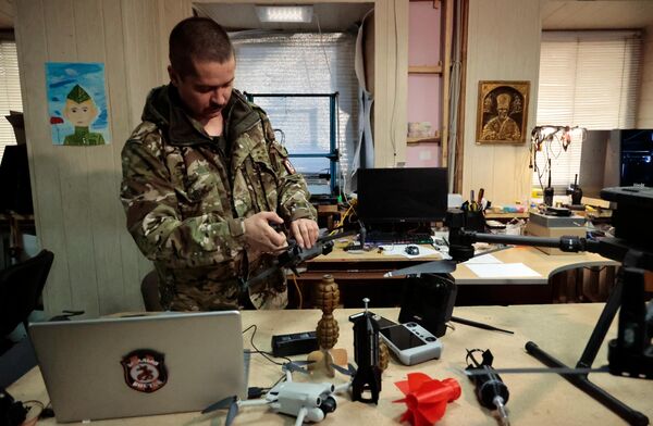 Chiến sĩ Tiểu đoàn Vostok chế tạo máy bay không người lái chống tác chiến điện tử ở Cộng hòa Nhân dân Donetsk. - Sputnik Việt Nam