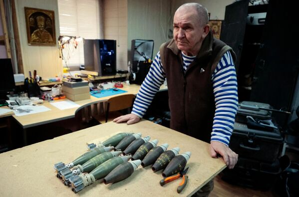 Nhà thiết kế tiểu đoàn Vostok trình bày những quả đạn chiến lợi phẩm sẽ được gửi bằng máy bay không người lái trở lại vị trí của Lực lượng Vũ trang Ukraina, trong phòng thí nghiệm lắp ráp máy bay không người lái và đạn pháo ở Cộng hòa Nhân dân Donetsk. - Sputnik Việt Nam
