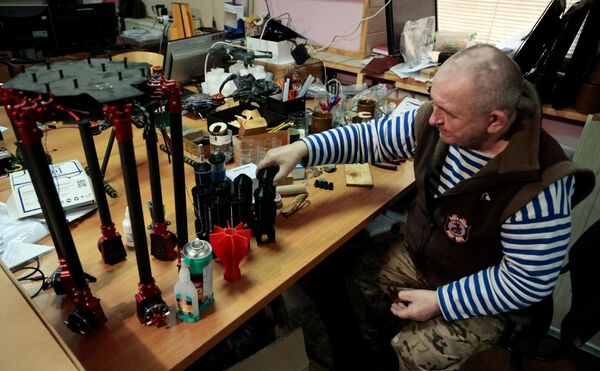 Nhà thiết kế tiểu đoàn Vostok kiểm tra vỏ đạn bằng nhựa đã hoàn thiện tại phòng thí nghiệm lắp ráp máy bay không người lái và vỏ đạn ở Cộng hòa Nhân dân Donetsk. - Sputnik Việt Nam