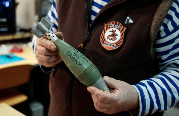 Nhà thiết kế tiểu đoàn Vostok trình bày những quả đạn chiến lợi phẩm sẽ được gửi bằng máy bay không người lái trở lại vị trí của Lực lượng Vũ trang Ukraina, trong phòng thí nghiệm lắp ráp máy bay không người lái và đạn treo ở Cộng hòa Nhân dân Donetsk. - Sputnik Việt Nam
