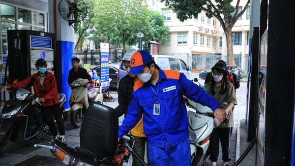 Giá xăng tăng mạnh sau khi Liên Bộ Công thương - Tài chính điều chỉnh giá xăng dầu theo chu kỳ. - Sputnik Việt Nam
