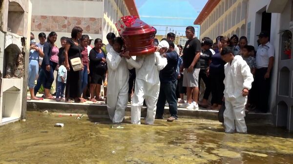 Người dân Peru phải chôn cất ở các nghĩa trang bị hư hại và ngập nước - Sputnik Việt Nam