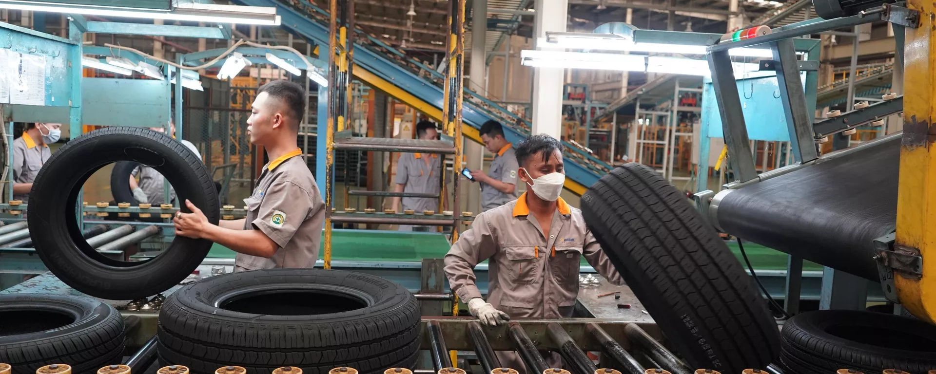 Tire production workers of SaiLun Vietnam Co., Ltd. at Phuoc Dong Industrial Park, Phuoc Dong Commune, Go Dau District, Tay Ninh Province check the product finishing technique.  - Sputnik Vietnam, 1920, 05.05.2023
