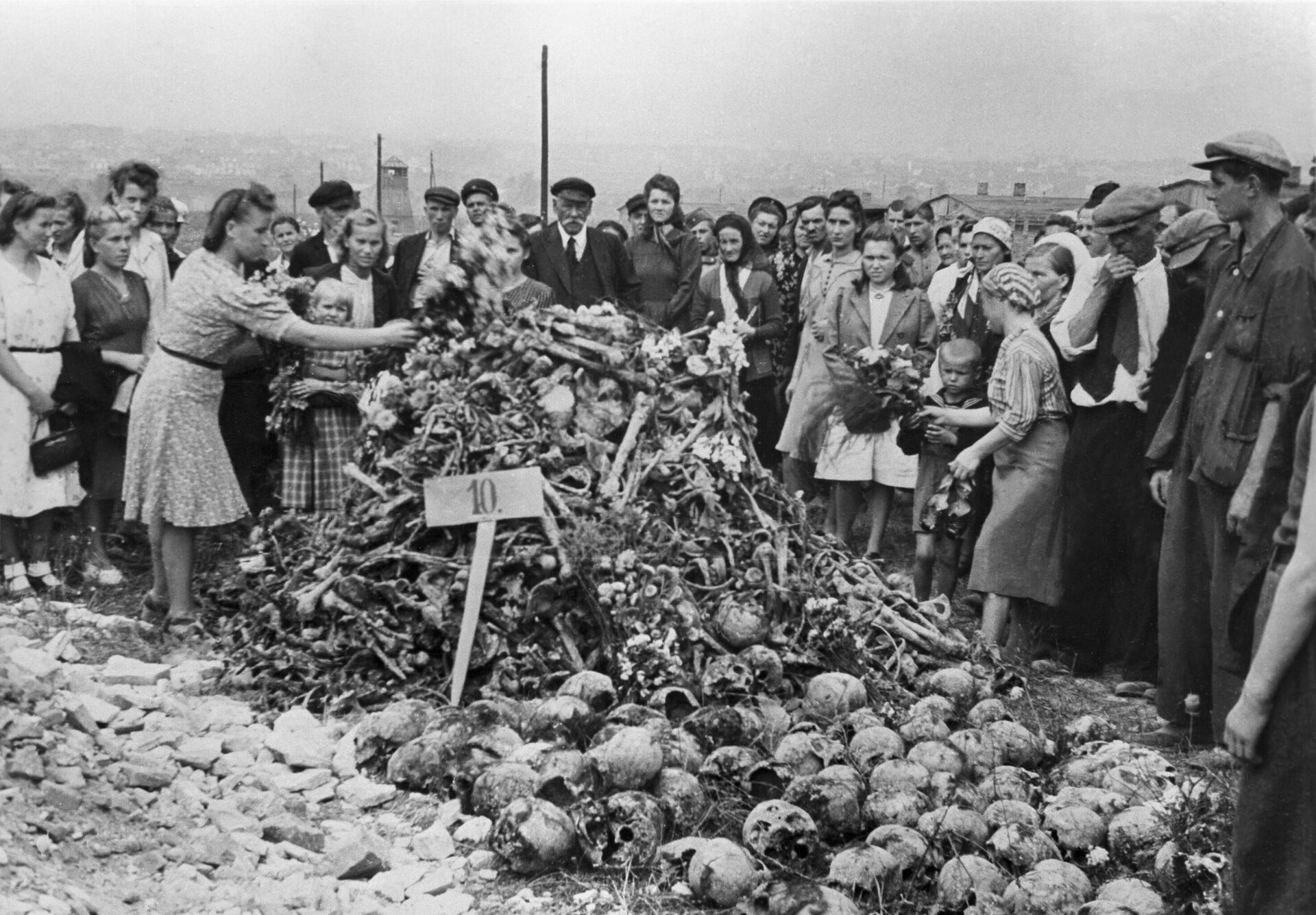 Lãnh thổ của trại tập trung Majdanek của Đức Quốc xã sau khi được các chiến binh của Mặt trận số 1 Belarus của Hồng quân giải phóng. Cư dân Ba Lan mang hoa đến viếng hài cốt của các tù nhân trong trại tử thần. - Sputnik Việt Nam, 1920, 11.04.2023
