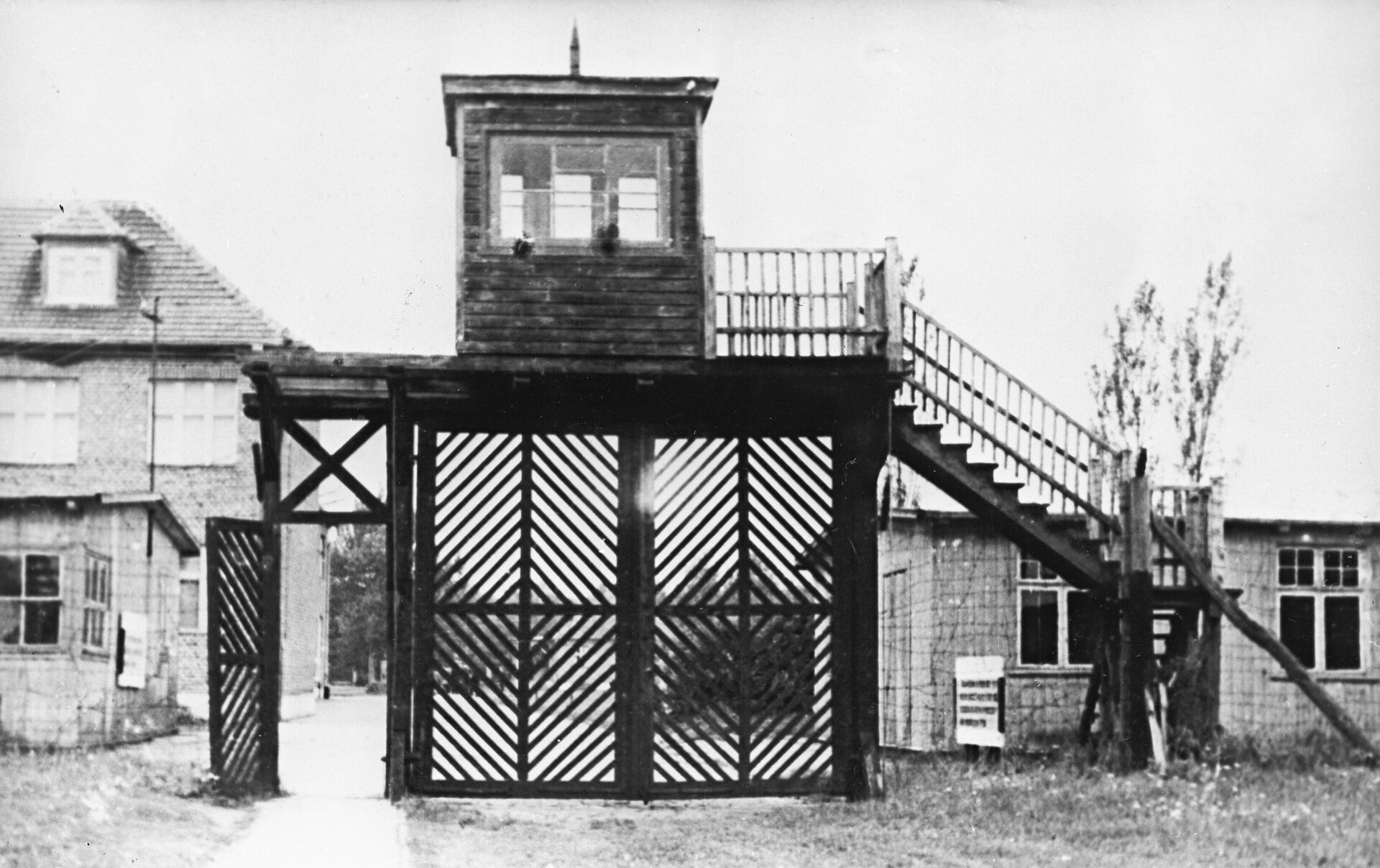 Lối vào lãnh thổ của trại Stutthof trước đây. Trong những năm chiến tranh, khoảng 110 nghìn tù nhân đã vào trại này, trong đó khoảng 65 nghìn người đã chết. Hiện tại, tại đây dựng lên một bảo tàng. - Sputnik Việt Nam, 1920, 11.04.2023