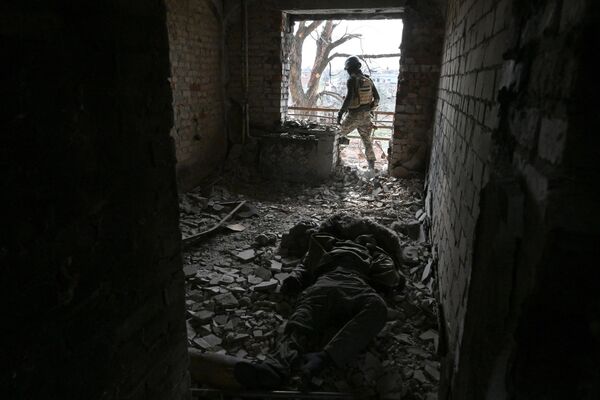 Thi thể binh sĩ Lực lượng Vũ trang Ukraina tại một trong những tòa nhà cao tầng ở Artemovsk. - Sputnik Việt Nam