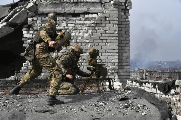 Chiến sĩ Nga chuẩn bị phóngtên lửa chống tăng có điều khiển (ATGM) vào các vị trí khai hỏa của Lực lượng Vũ trang Ukraina ở Artemovsk. - Sputnik Việt Nam