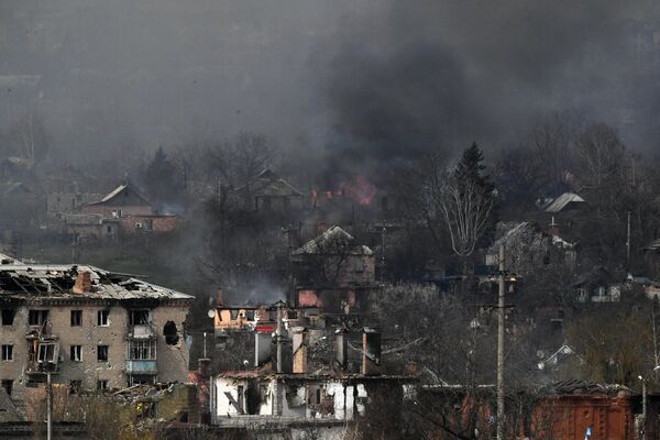 Ngôi nhà bốc cháy ở trung tâm Artemovsk. - Sputnik Việt Nam