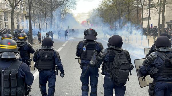 Cảnh sát tại cuộc biểu tình phản đối cải cách lương hưu trên đường phố Paris - Sputnik Việt Nam