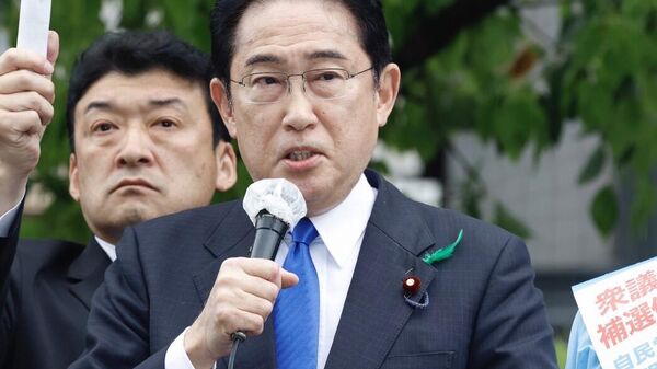 Thủ tướng Nhật Bản Fumio Kishida đã tiếp tục phát biểu vào ngày 15 tháng 4 sau khi vụ nổ - Sputnik Việt Nam