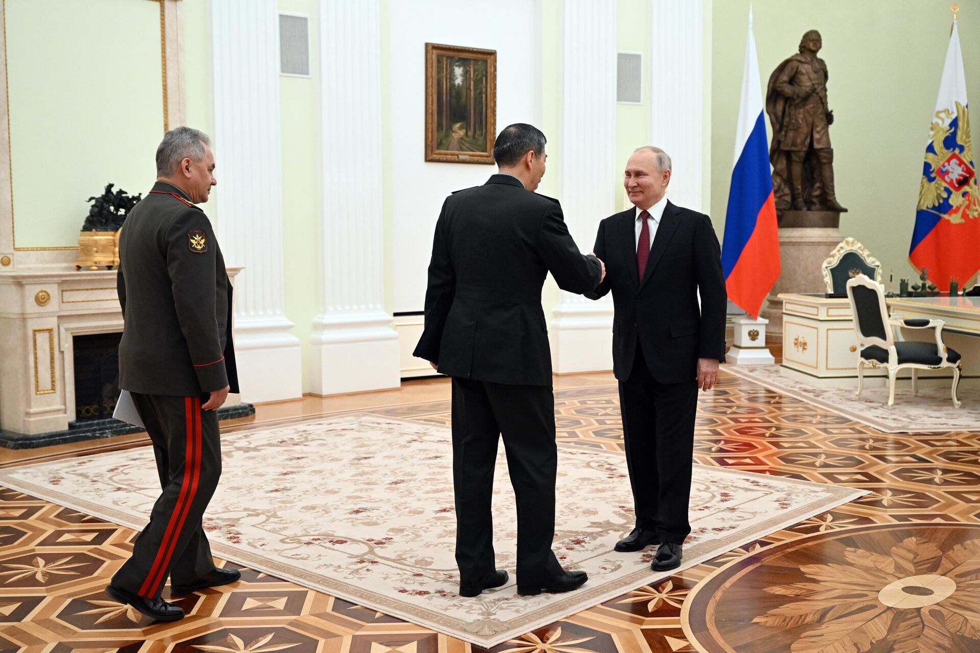 Tổng thống Nga Vladimir Putin và Bộ trưởng Quốc phòng Trung Quốc Lý Thượng Phúc (giữa) trong cuộc gặp. Người đứng bên trái là Bộ trưởng Quốc phòng Nga Sergei Shoigu. - Sputnik Việt Nam, 1920, 17.04.2023