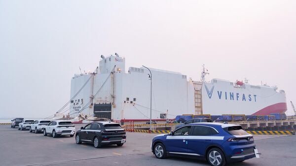 Lô xe điện VinFast VF 8 thứ 2 xuất khẩu sang thị trường Bắc Mỹ - Sputnik Việt Nam