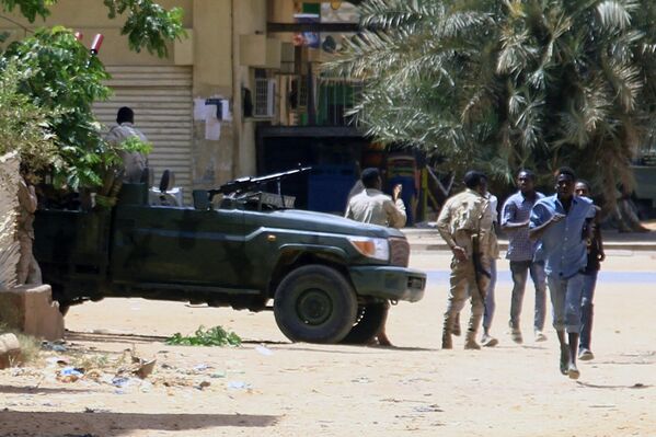 Người chạy khỏi ô tô ở Khartoum. - Sputnik Việt Nam