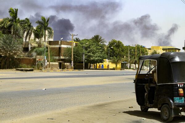 Taxi trên con đường vắng vẻ ở Khartoum. - Sputnik Việt Nam
