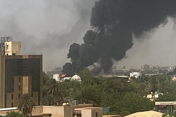 Tòa nhà đang cháy ở Khartoum. - Sputnik Việt Nam