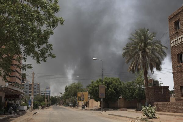 Đường phố vắng vẻ và khói bụi ở Khartoum. - Sputnik Việt Nam