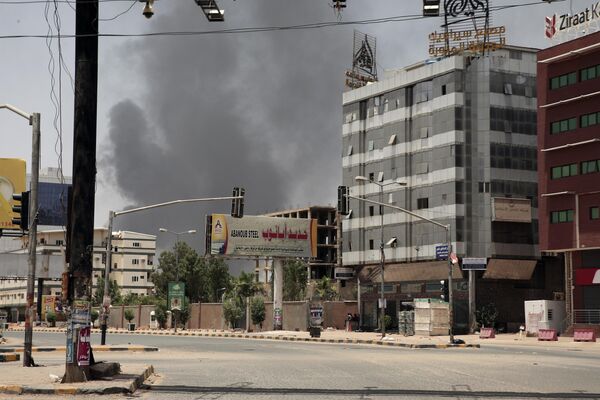 Khói từ đám cháy ở Khartoum. - Sputnik Việt Nam