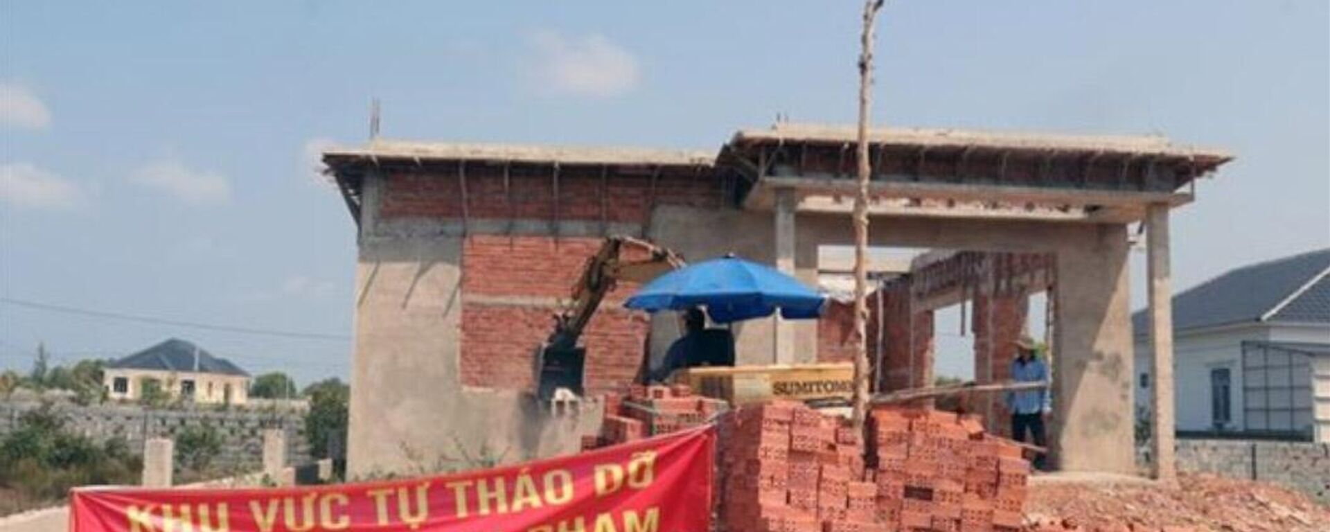 Chủ nhân căn biệt thự tự tháo dỡ công trình xây dựng vi phạm để trả lại đất cho Nhà nước - Sputnik Việt Nam, 1920, 17.04.2023