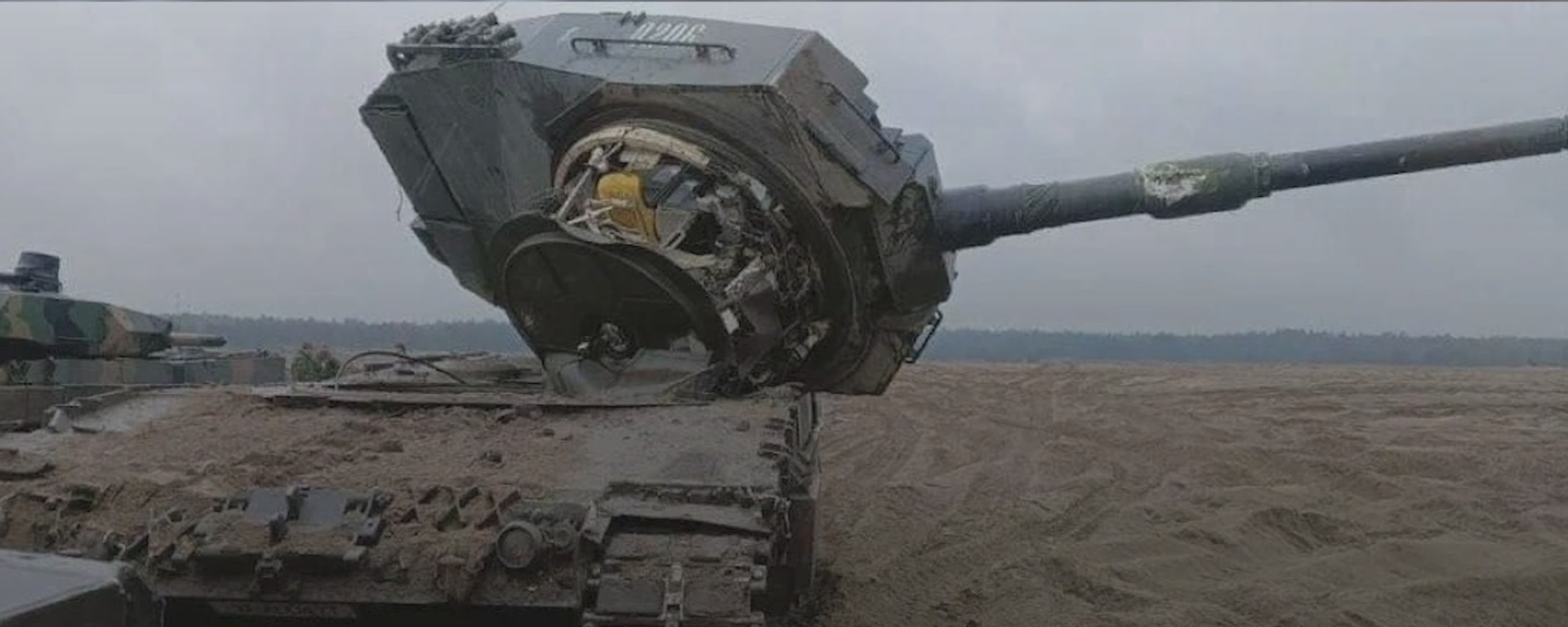  Quân nhân Ukraina làm bật tháp pháo xe tăng Leopard 2 của Ba Lan - Sputnik Việt Nam, 1920, 18.04.2023