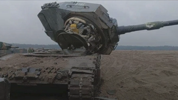  Quân nhân Ukraina làm bật tháp pháo xe tăng Leopard 2 của Ba Lan - Sputnik Việt Nam