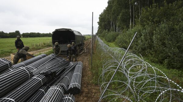Dựng hàng rào dây thép gai ở biên giới của Ba Lan và Belarus - Sputnik Việt Nam