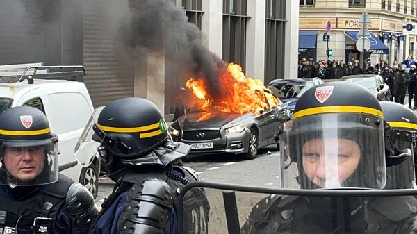 Cuộc biểu tình chống cải cách lương hưu ở Paris - Sputnik Việt Nam