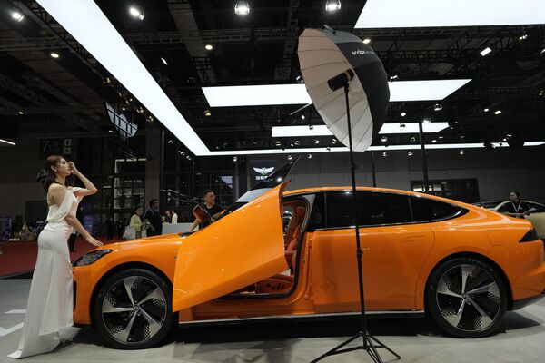 Người mẫu cạnhxe Y7 tại Triển lãm ô tô quốc tế Thượng Hải 2023. - Sputnik Việt Nam