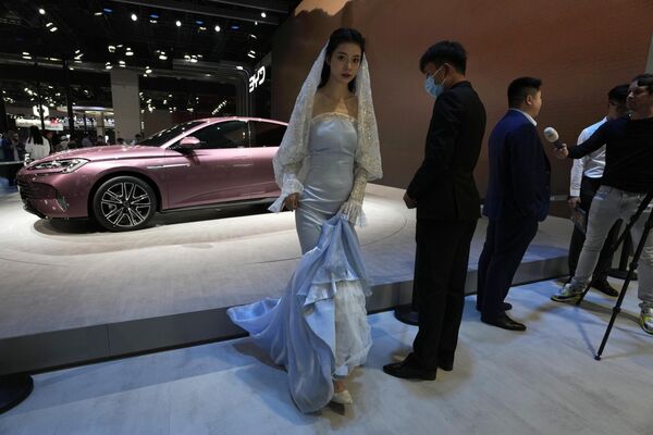 Người mẫu sau khi tạo dáng trước xe BYD tại Triển lãm ô tô quốc tế Thượng Hải 2023. - Sputnik Việt Nam