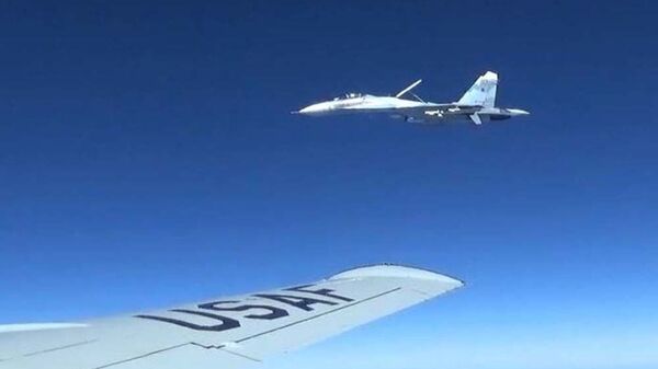Su-27 Nga tiếp cận máy bay trinh sát RC-135U của Mỹ - Sputnik Việt Nam