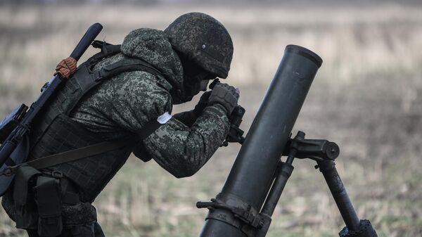 Một quân nhân của đội súng cối thuộc Lực lượng Vũ trang Liên bang Nga tham gia chiến sự trên hướng Zaporozhye. - Sputnik Việt Nam