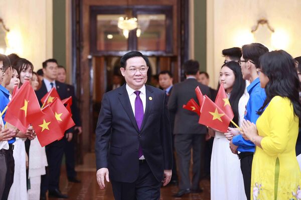 Chủ tịch Quốc hội Vương Đình Huệ gặp gỡ nói chuyện với cán bộ Đại sứ quán và cộng đồng người Việt Nam tại Cuba - Sputnik Việt Nam