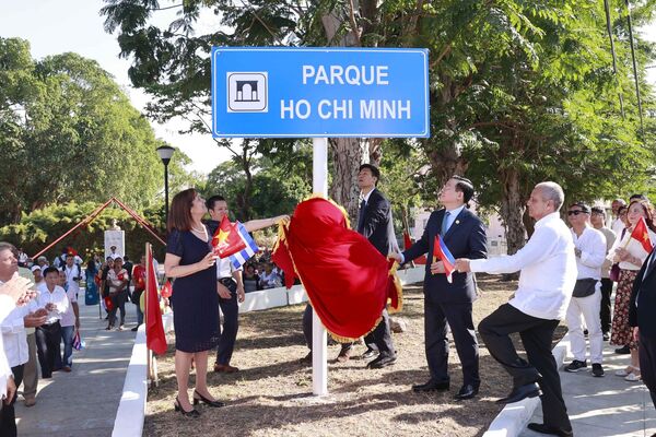 Chủ tịch Quốc hội Vương Đình Huệ thực hiện nghi thức tại Lễ đổi tên công viên Hồ Chí Minh và đặt bảng giới thiệu về thân thế, sự nghiệp của Chủ tịch Hồ Chí Minh. - Sputnik Việt Nam