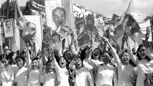 Các thiếu nữ bên chân dung Chủ tịch Hồ Chí Minh ở Sài Gòn - Sputnik Việt Nam