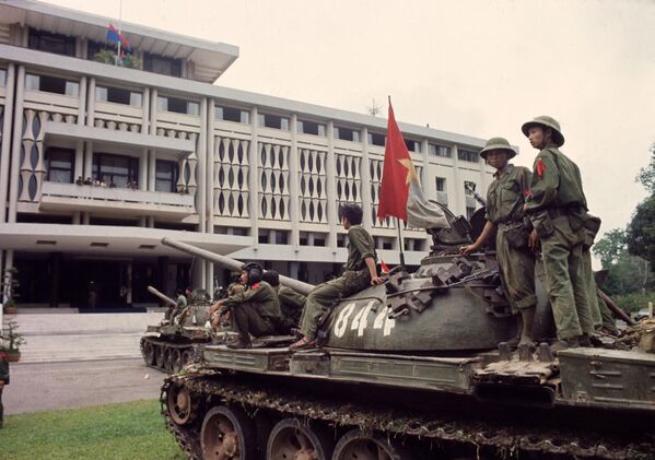 Bộ đội Bắc Việt trước Dinh Độc lập ở Sài Gòn. - Sputnik Việt Nam
