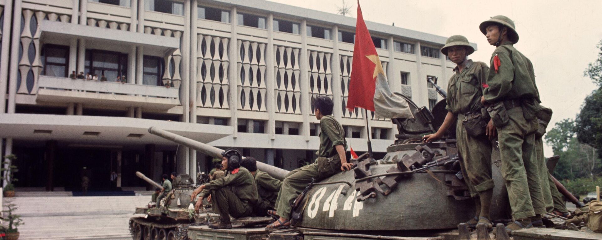 Bộ đội Bắc Việt trước Dinh Độc lập ở Sài Gòn - Sputnik Việt Nam, 1920, 30.04.2023