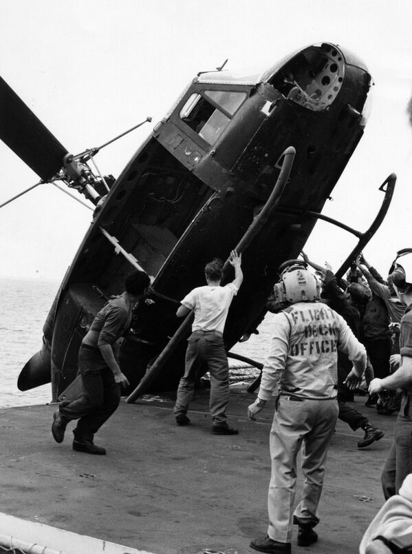 Máy bay trực thăng của Quân đội Việt Nam Cộng hoà trên tàu chiến Mỹ USS Okinawa trong chiến dịch Frequent Wind. - Sputnik Việt Nam