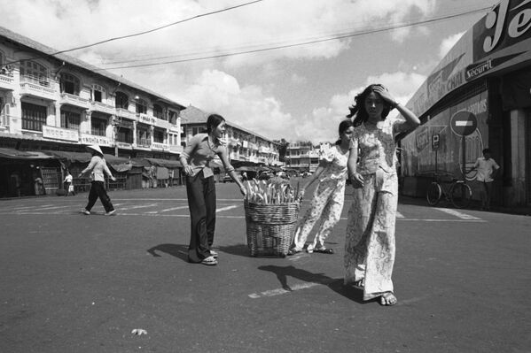 Các cô gái Nam Bộ với ổ bánh mì trước giờ giới nghiêm ở Sài Gòn. - Sputnik Việt Nam