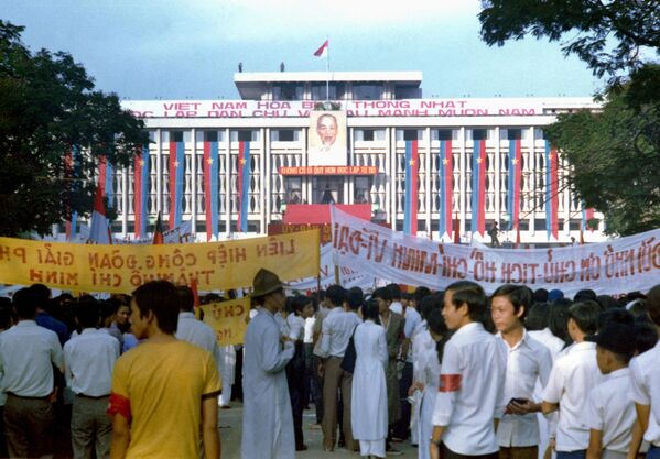 Người dân chào mừng chiến thắng của Quân Giải phóng ở Sài Gòn. - Sputnik Việt Nam