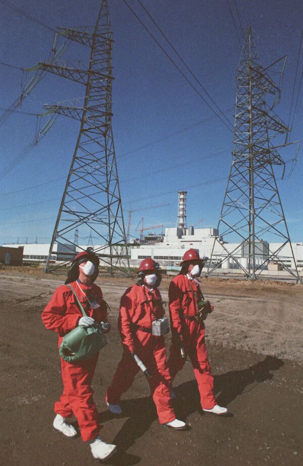 Loại bỏ hậu quả vụ tai nạn tại nhà máy điện hạt nhân Chernobyl. Chuyên giađo liều lượng đo mức độ bức xạ tại nhàmáy điện. - Sputnik Việt Nam