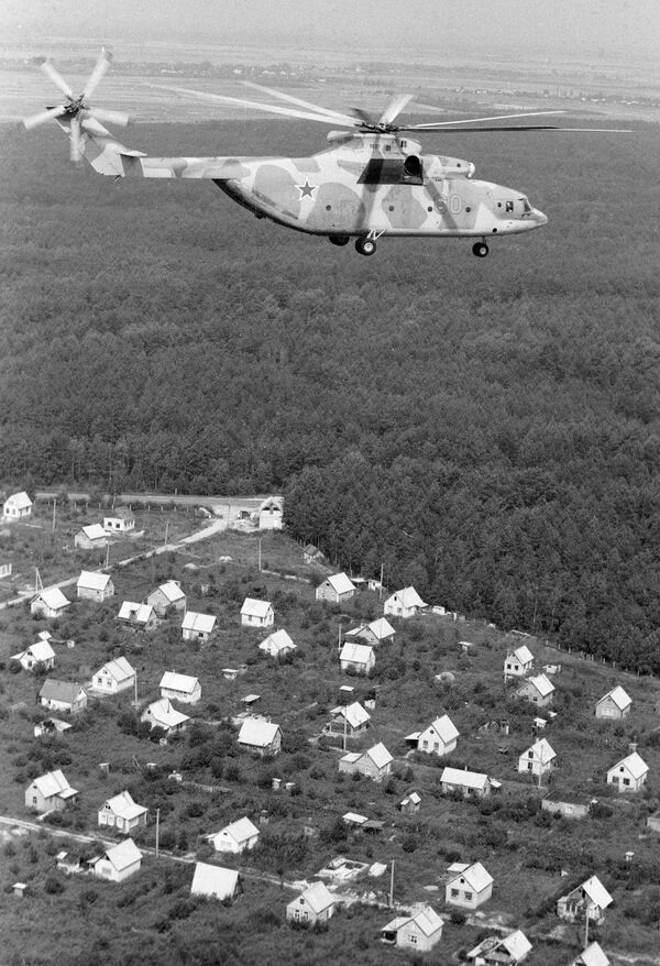 Trực thăng Mi-26 với các máy đo liều lượng theo dõi tình hình tại khu vực nhà máy điện hạt nhân Chernobyl sau thảm họa. - Sputnik Việt Nam