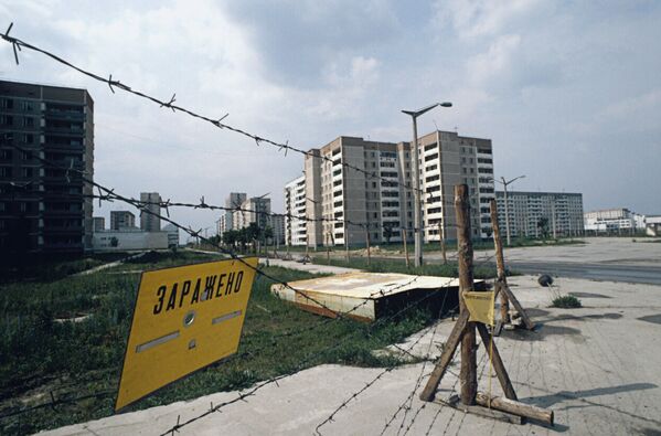 Hàng rào trên đường phố thành phố Pripyat ở vùng Kievsau tai nạn tại nhà máy điện hạt nhân Chernobyl. 1986. - Sputnik Việt Nam