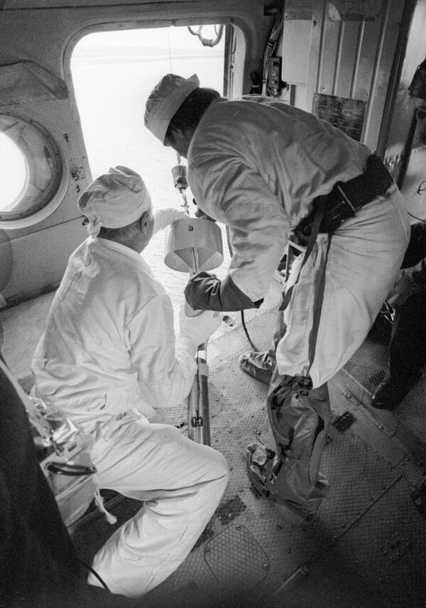 Các chuyên gia trên trực thăng lấy mẫu nước từ các thiết bị làm mát lò phản ứng tại nhà máy điện hạt nhân Chernobyl sau thảm họa. - Sputnik Việt Nam
