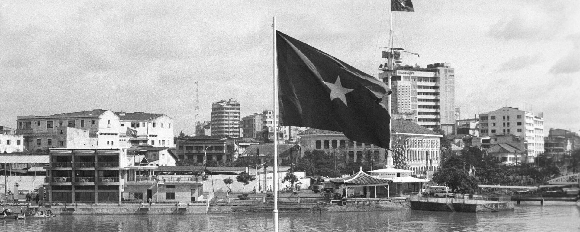 Cờ Việt Nam trên thành phố Hồ Chí Minh. - Sputnik Việt Nam, 1920, 01.05.2023
