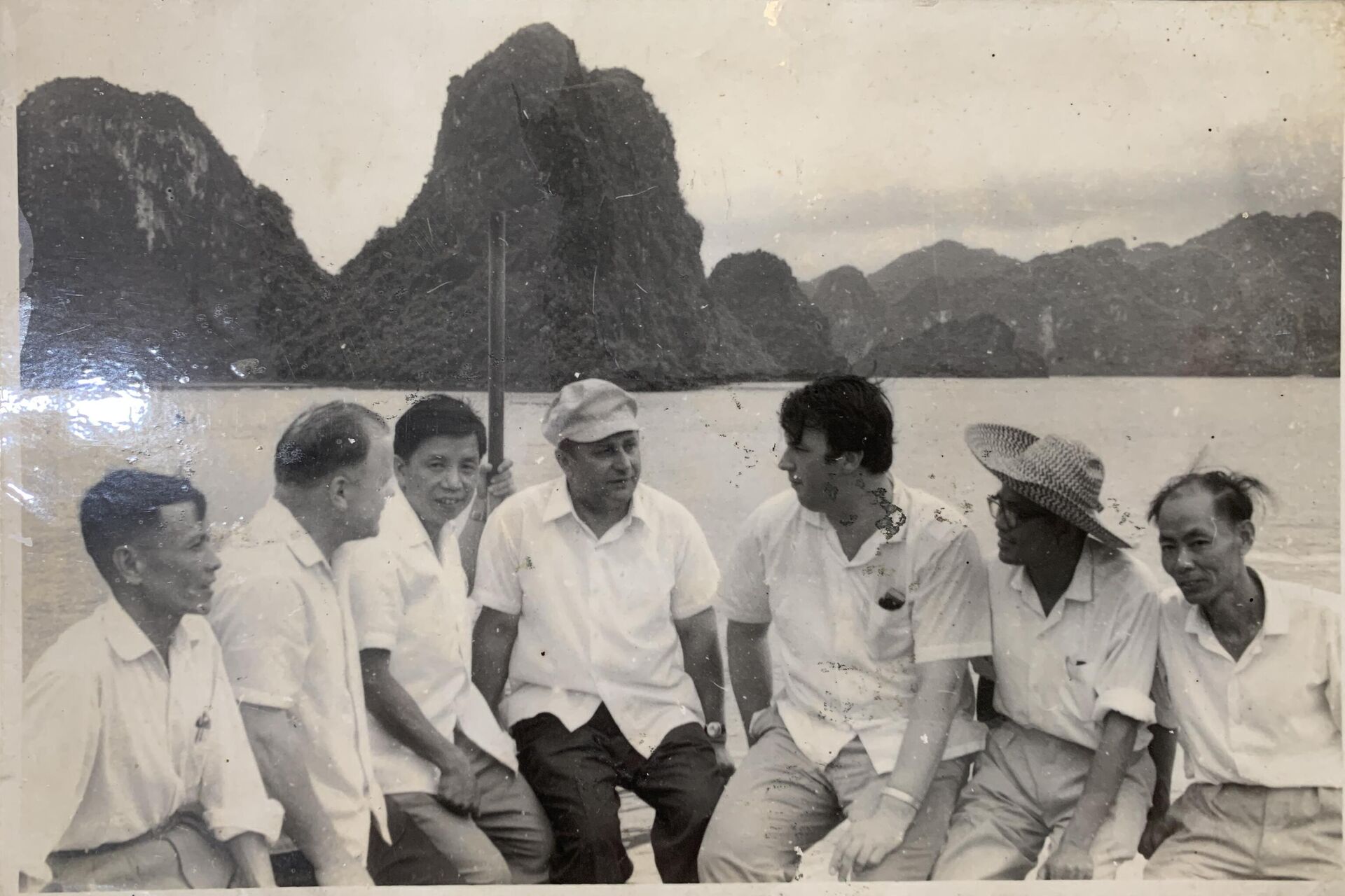 Ông Nguyễn Túc cùng  các thành viên đoàn đại biểu công đoàn Liên Xô trong chuyến thăm Vịnh Hạ Long, Việt Nam - Sputnik Việt Nam, 1920, 27.04.2023
