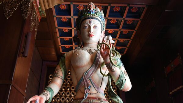 Tượng nữ thần Độ Mẫu Tara Trắng bên trong tu viện Phật giáo chính của Tuva Thubten Shedrub Ling - Sputnik Việt Nam