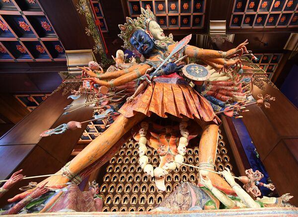Tượng Kalachakra, vị thần Mật tông Phật giáo, bên trong tu viện Phật giáo chính của Tuva &quot;Thubten Shedrub Ling&quot;. - Sputnik Việt Nam