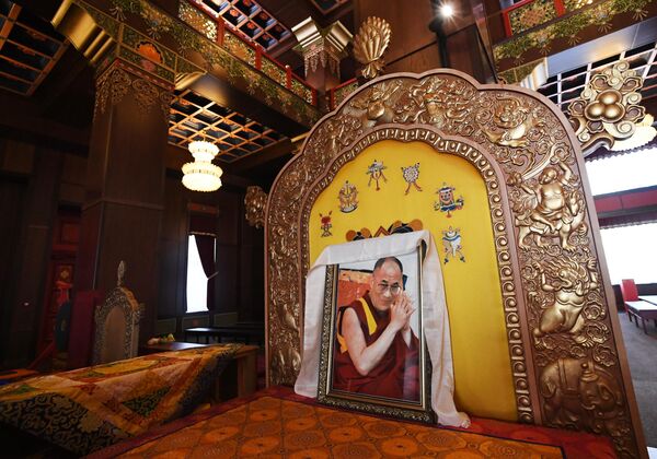 Chân dung Đức Đạt Lai Lạt Ma bên trong tu viện Phật giáo chính của Tuva &quot;Thubten Shedrub Ling&quot;. - Sputnik Việt Nam